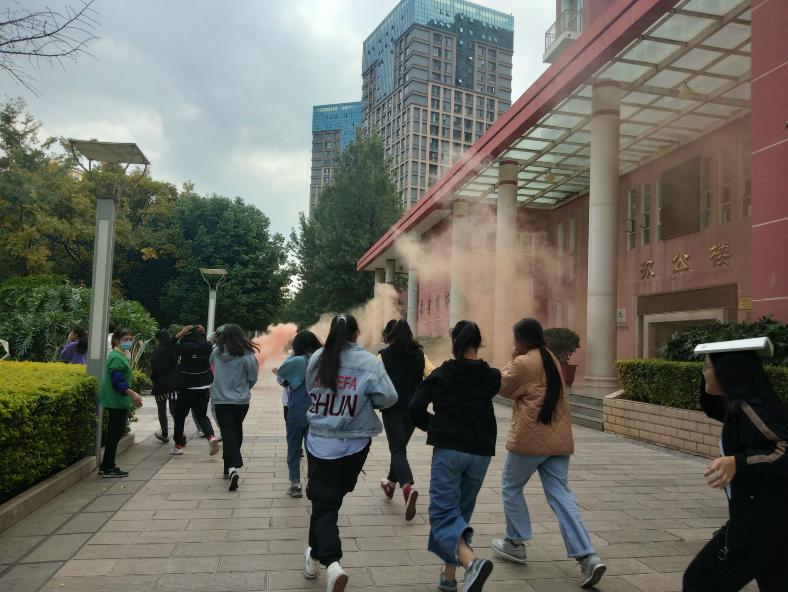 跑出_meitu_4.jpg 跑出_meitu_4.jpg