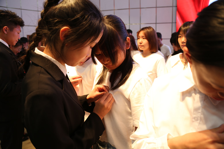 3佩戴团徽.JPG 3佩戴团徽.JPG