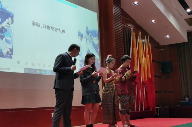 图片包含 室内, 站, 人, 男人描述已自动生成