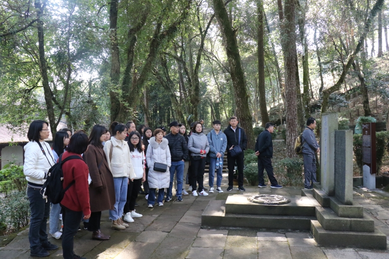 06国殇墓园中缅怀先烈 (2)_爱奇艺.jpg 06国殇墓园中缅怀先烈 (2)_爱奇艺.jpg