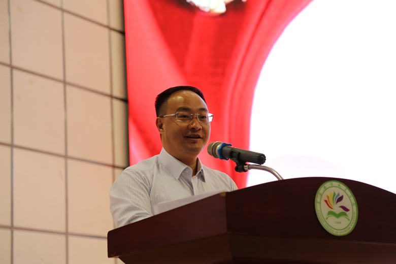 7符副校长宣读表彰决定.JPG 7符副校长宣读表彰决定.JPG