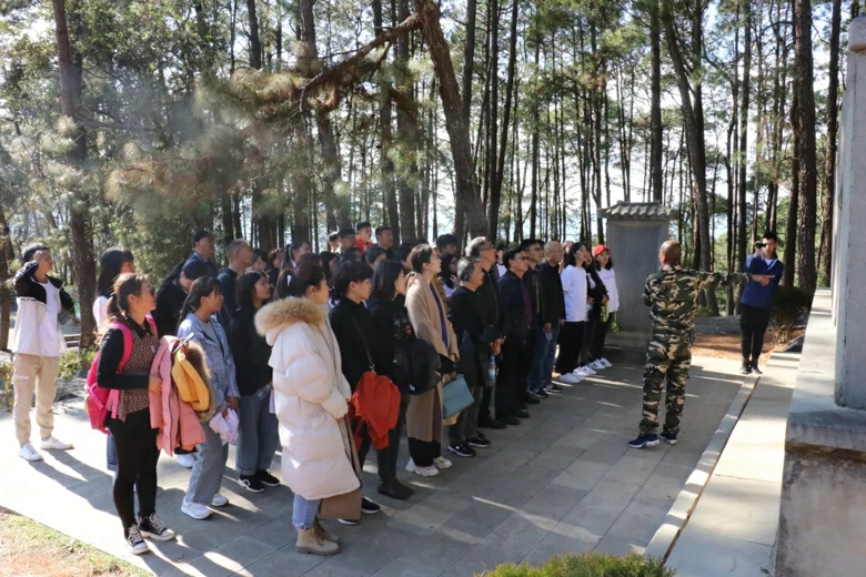 14师生在松山抗战遗址一起回顾历史_爱奇艺.jpg 14师生在松山抗战遗址一起回顾历史_爱奇艺.jpg