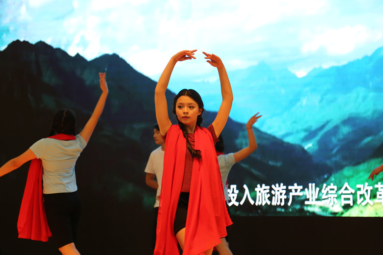 6舞蹈《芳华》.JPG 6舞蹈《芳华》.JPG