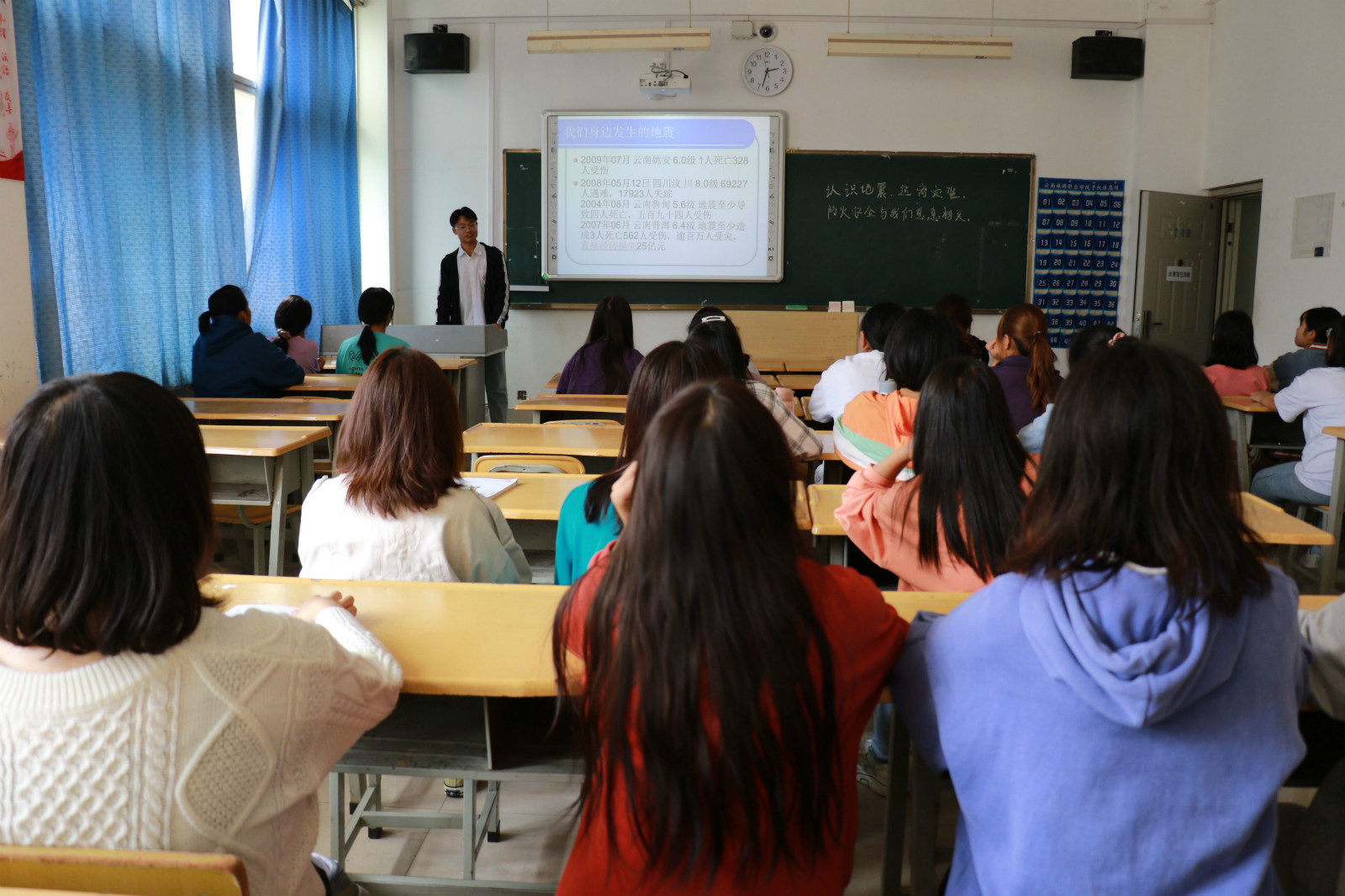 教室_meitu_6.jpg 教室_meitu_6.jpg