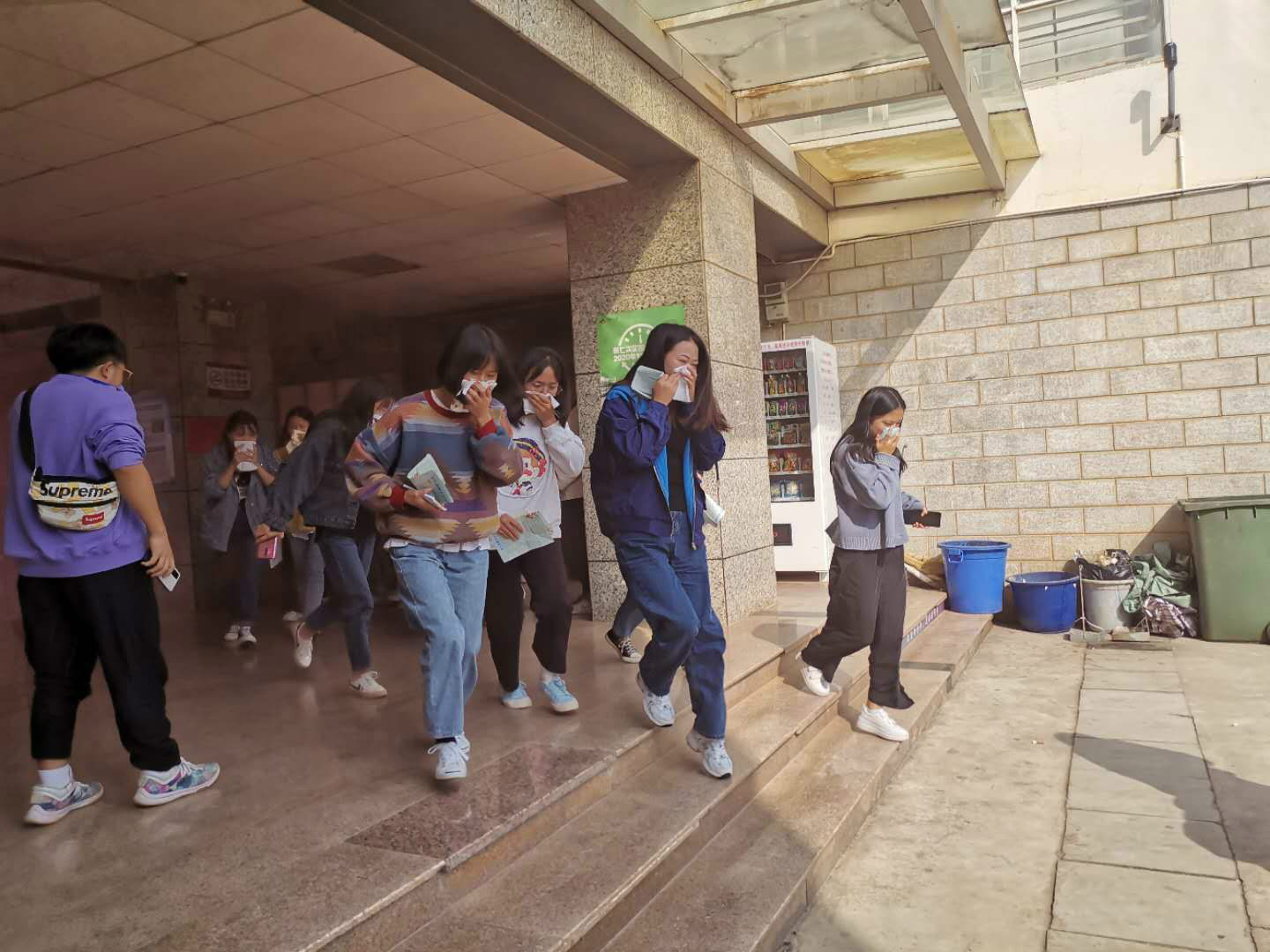 楼道1meitu_3.jpg 楼道1meitu_3.jpg