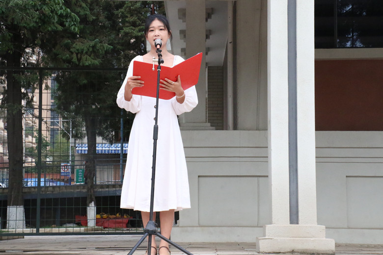 讲话.jpg 讲话.jpg