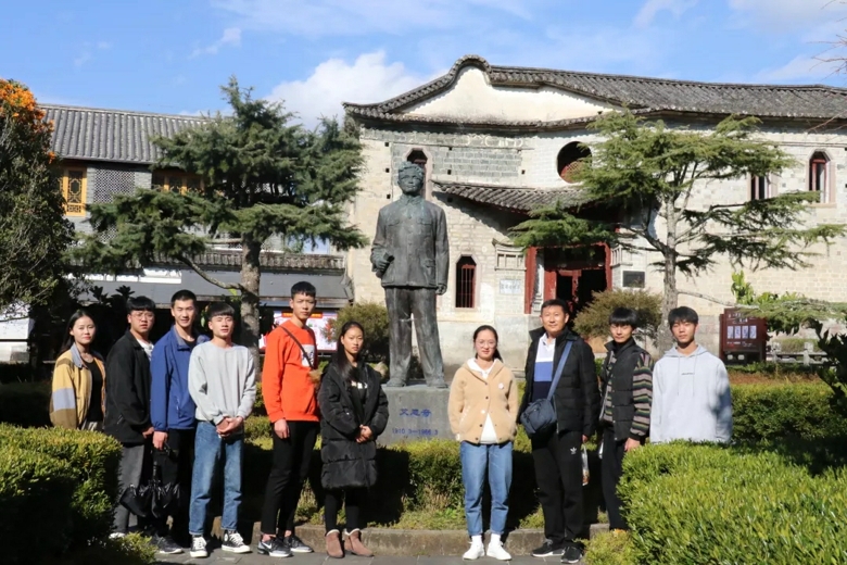 10艾思奇故居留影纪念_爱奇艺.jpg 10艾思奇故居留影纪念_爱奇艺.jpg