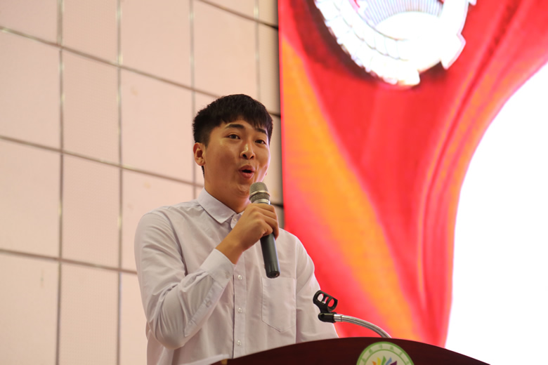 5新团员代表发言.JPG 5新团员代表发言.JPG